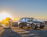 2023 BMW X7 xDrive 40i (Color: Sparkling Copper Grey; US-Spec) Front Three-Quarter Wallpapers 150x120