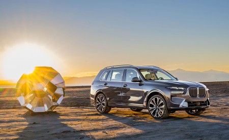 2023 BMW X7 xDrive 40i (Color: Sparkling Copper Grey; US-Spec) Front Three-Quarter Wallpapers 450x275 (165)