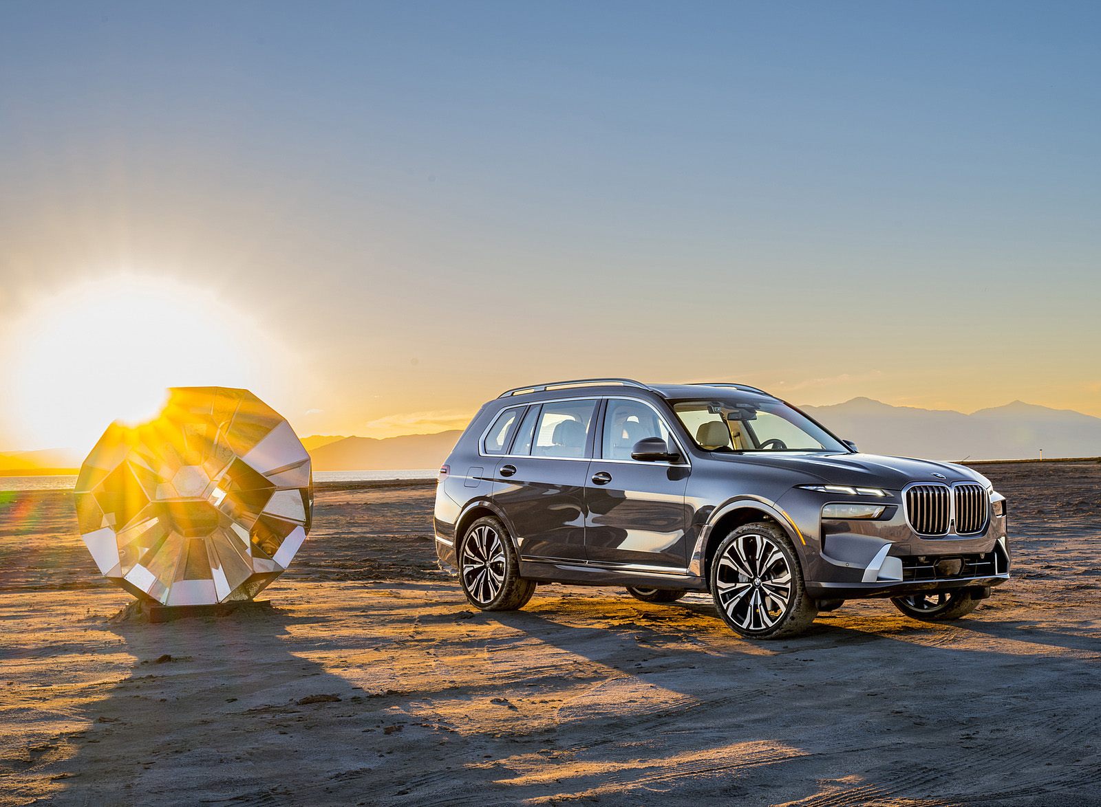 2023 BMW X7 xDrive 40i (Color: Sparkling Copper Grey; US-Spec) Front Three-Quarter Wallpapers #165 of 239