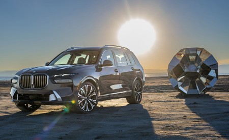 2023 BMW X7 xDrive 40i (Color: Sparkling Copper Grey; US-Spec) Front Three-Quarter Wallpapers 450x275 (153)