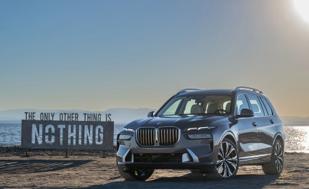 2023 BMW X7 xDrive 40i (Color: Sparkling Copper Grey; US-Spec) Front Three-Quarter Wallpapers 450x275 (150)