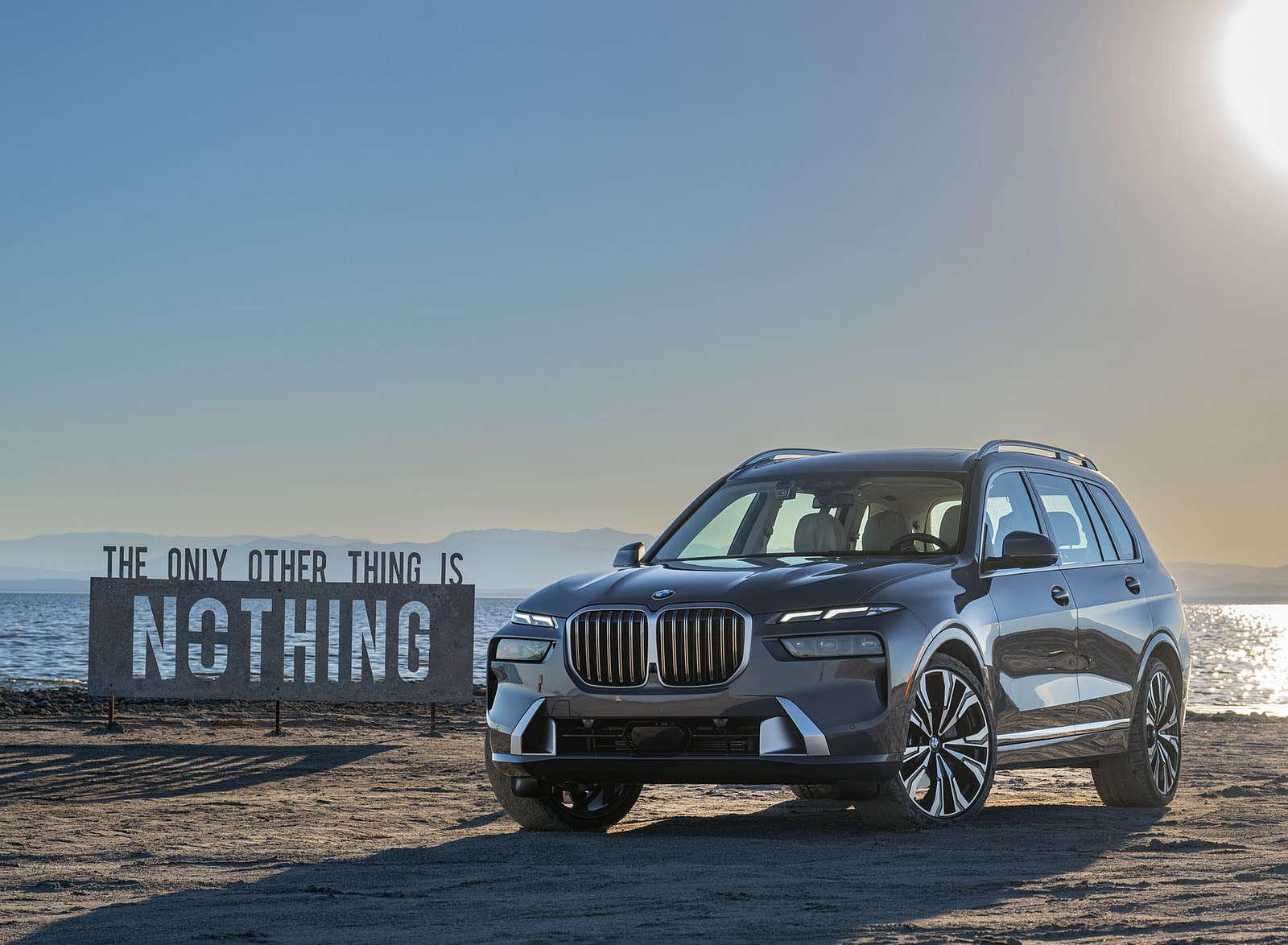 2023 BMW X7 xDrive 40i (Color: Sparkling Copper Grey; US-Spec) Front Three-Quarter Wallpapers #150 of 239
