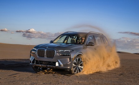 2023 BMW X7 xDrive 40i (Color: Sparkling Copper Grey; US-Spec) Front Three-Quarter Wallpapers 450x275 (138)