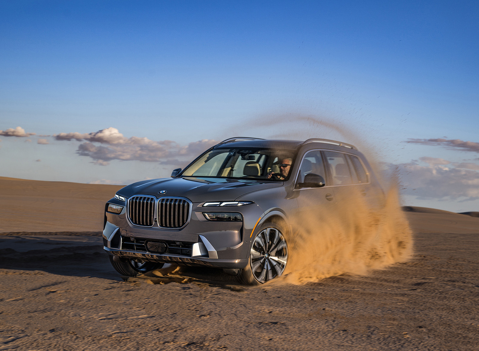 2023 BMW X7 xDrive 40i (Color: Sparkling Copper Grey; US-Spec) Front Three-Quarter Wallpapers #138 of 239