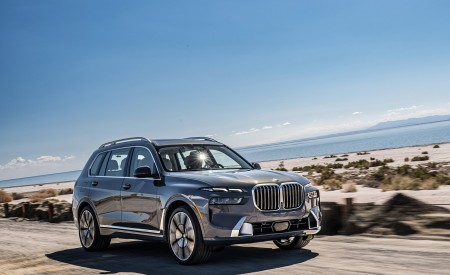 2023 BMW X7 xDrive 40i (Color: Sparkling Copper Grey; US-Spec) Front Three-Quarter Wallpapers 450x275 (131)