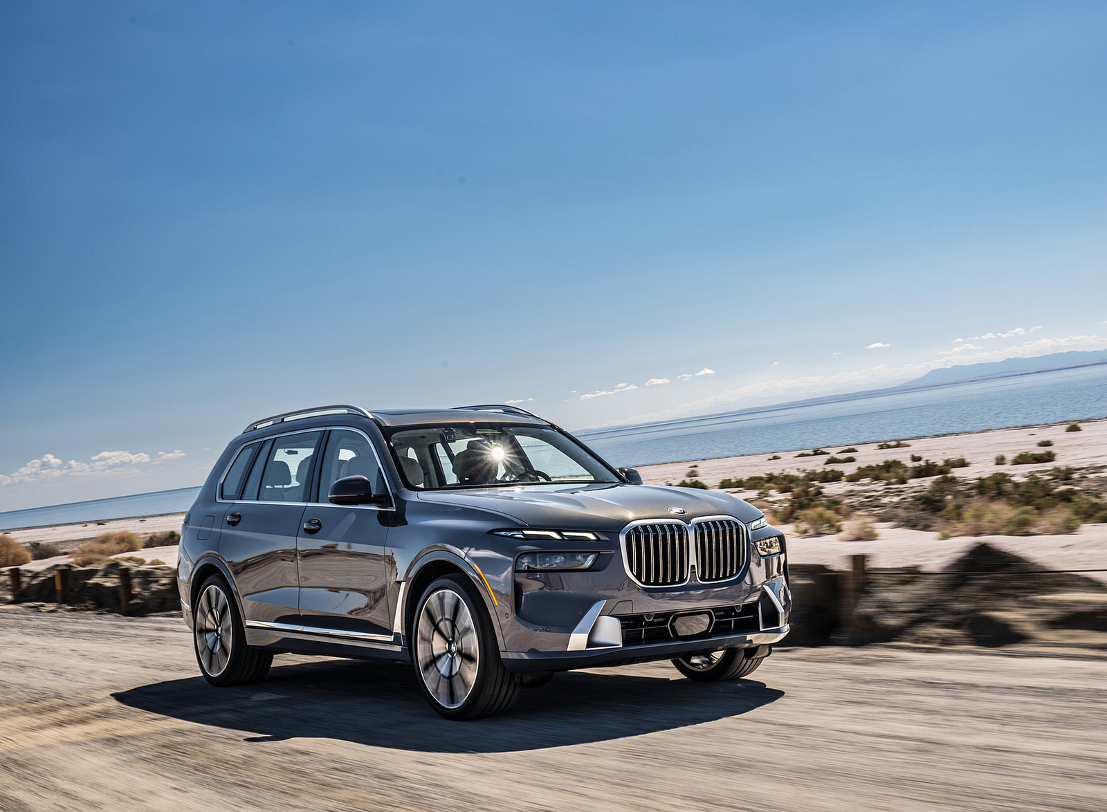 2023 BMW X7 xDrive 40i (Color: Sparkling Copper Grey; US-Spec) Front Three-Quarter Wallpapers #131 of 239