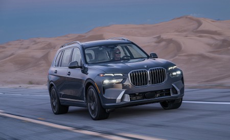 2023 BMW X7 xDrive 40i (Color: Sparkling Copper Grey; US-Spec) Front Three-Quarter Wallpapers 450x275 (128)