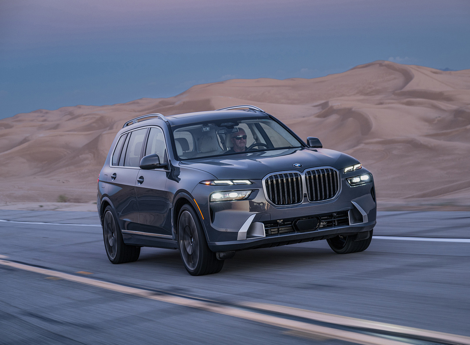 2023 BMW X7 xDrive 40i (Color: Sparkling Copper Grey; US-Spec) Front Three-Quarter Wallpapers #128 of 239
