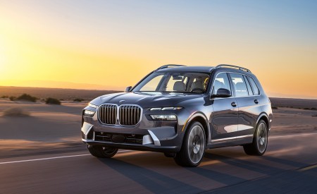 2023 BMW X7 xDrive 40i (Color: Sparkling Copper Grey; US-Spec) Front Three-Quarter Wallpapers 450x275 (120)