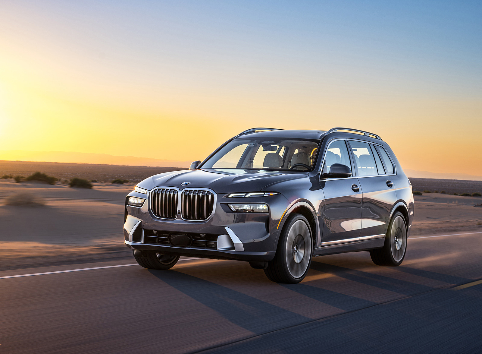 2023 BMW X7 xDrive 40i (Color: Sparkling Copper Grey; US-Spec) Front Three-Quarter Wallpapers #120 of 239