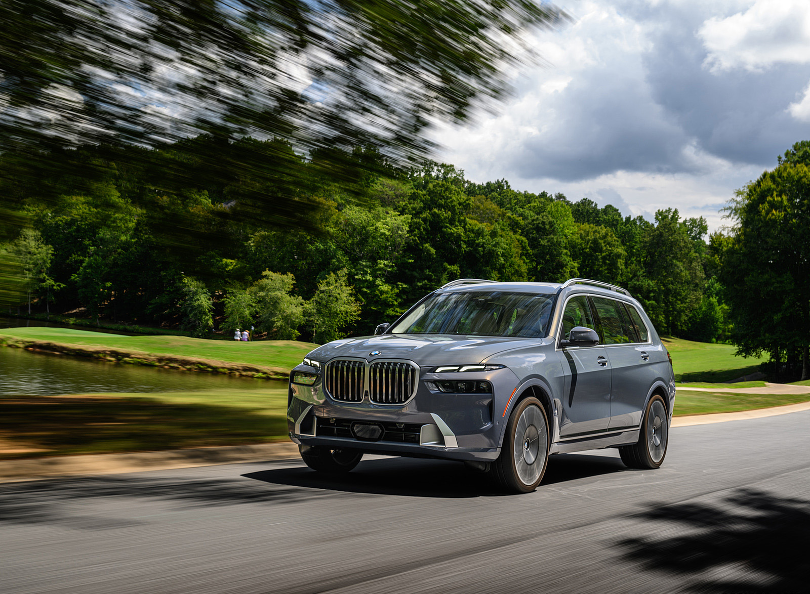 2023 BMW X7 xDrive 40i (Color: Sparkling Copper Grey; US-Spec) Front Three-Quarter Wallpapers #111 of 239