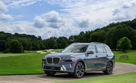 2023 BMW X7 xDrive 40i (Color: Sparkling Copper Grey; US-Spec) Front Three-Quarter Wallpapers 450x275 (176)