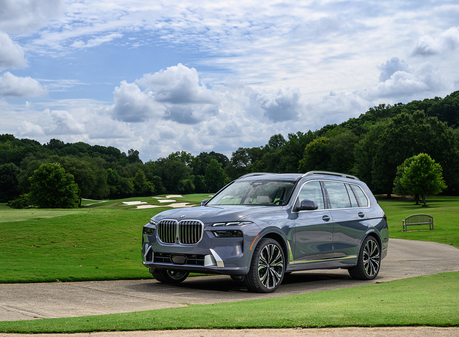 2023 BMW X7 xDrive 40i (Color: Sparkling Copper Grey; US-Spec) Front Three-Quarter Wallpapers #176 of 239