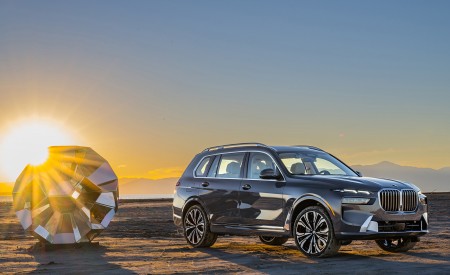2023 BMW X7 xDrive 40i (Color: Sparkling Copper Grey; US-Spec) Front Three-Quarter Wallpapers 450x275 (166)