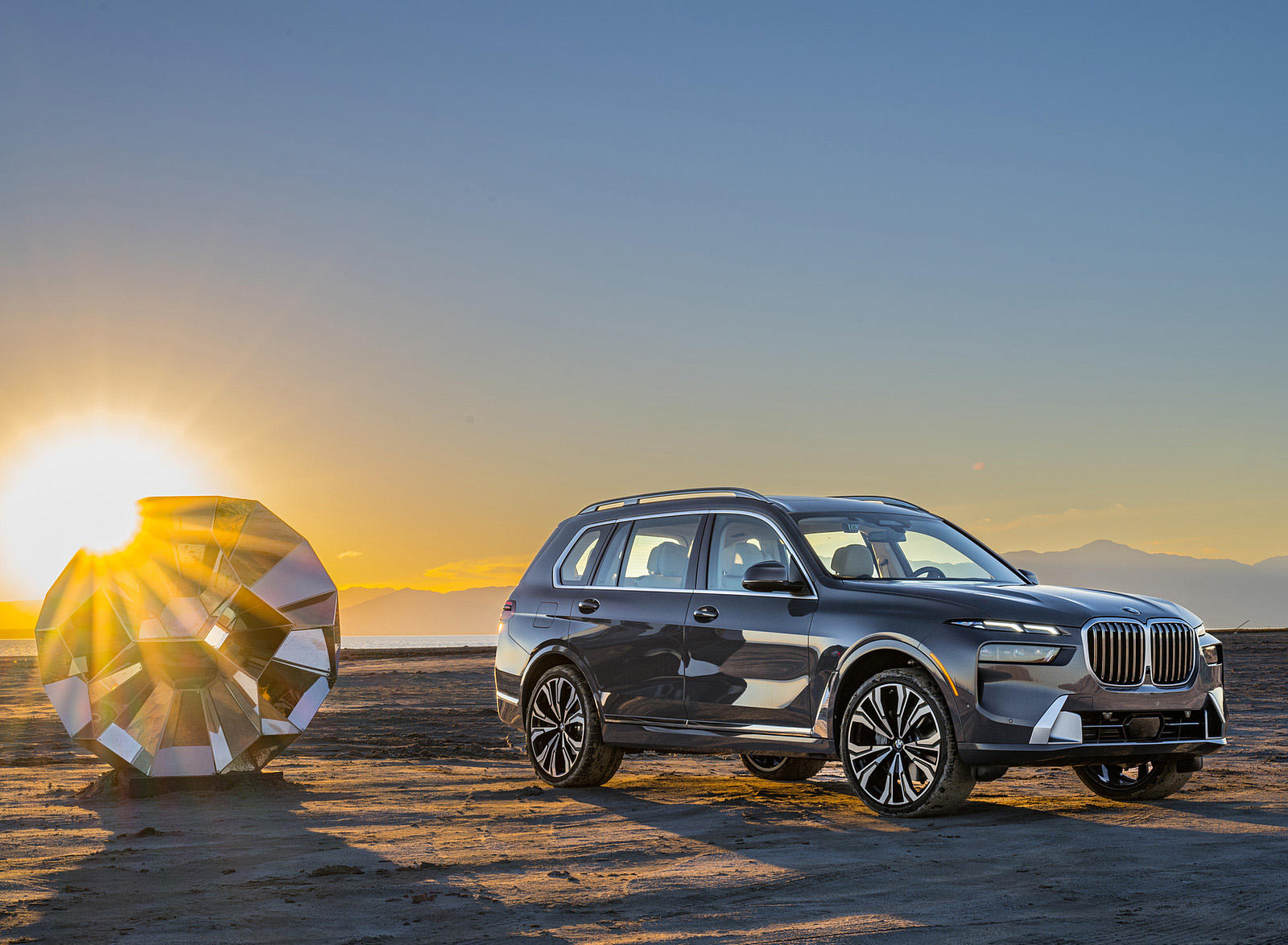 2023 BMW X7 xDrive 40i (Color: Sparkling Copper Grey; US-Spec) Front Three-Quarter Wallpapers #166 of 239