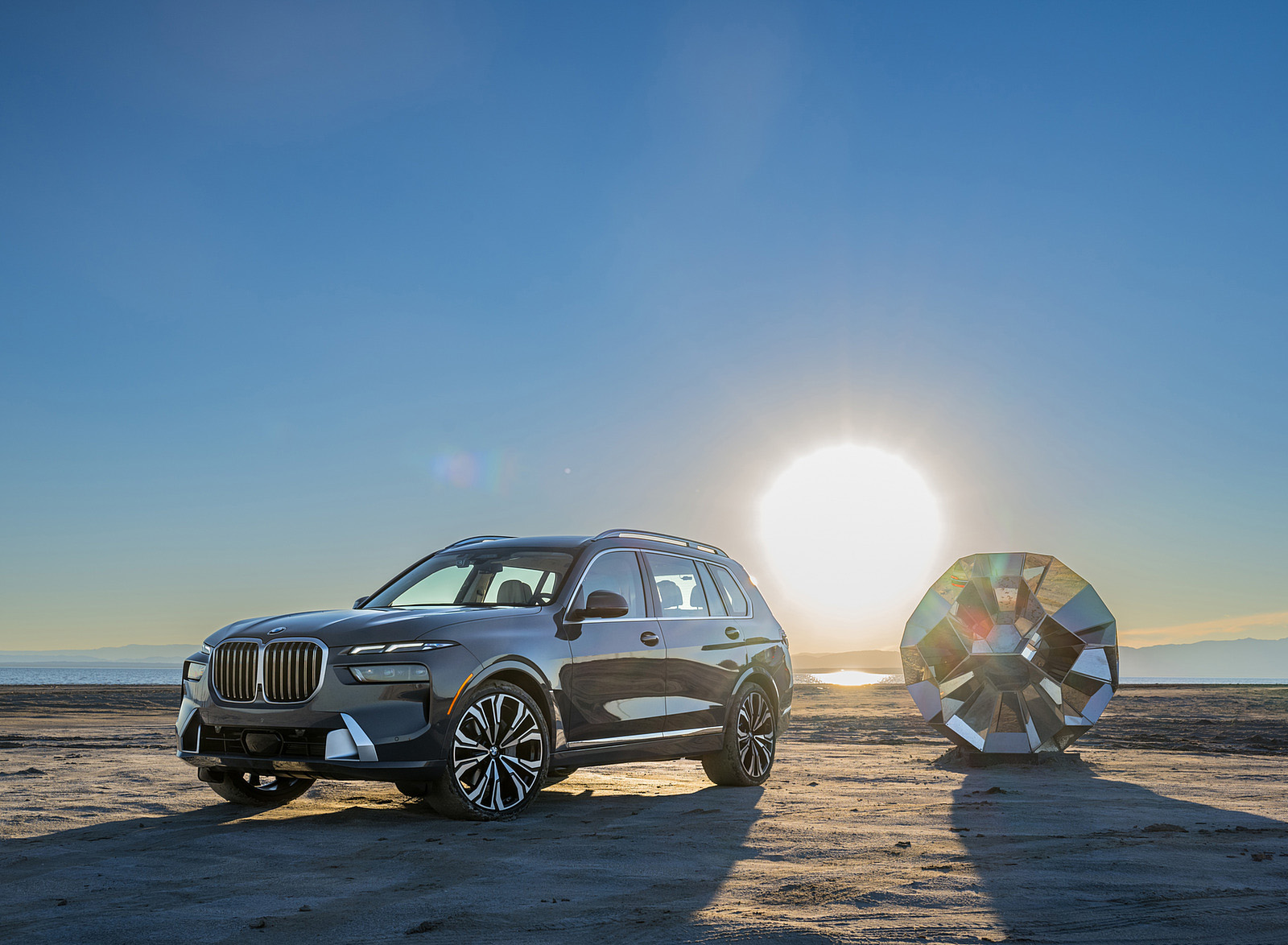 2023 BMW X7 xDrive 40i (Color: Sparkling Copper Grey; US-Spec) Front Three-Quarter Wallpapers #154 of 239
