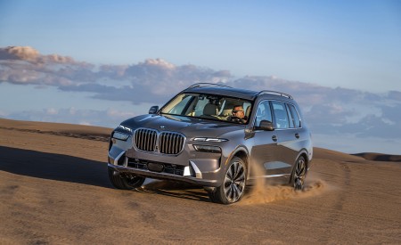 2023 BMW X7 xDrive 40i (Color: Sparkling Copper Grey; US-Spec) Front Three-Quarter Wallpapers 450x275 (137)