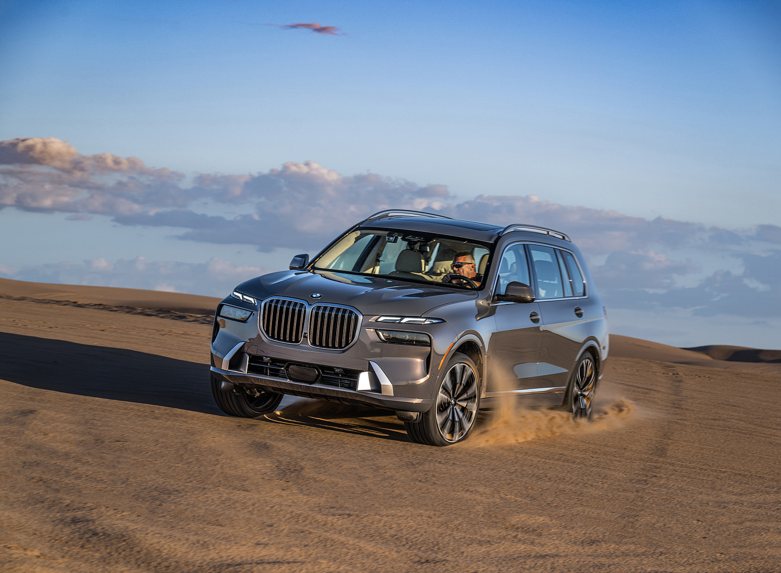 2023 BMW X7 xDrive 40i (Color: Sparkling Copper Grey; US-Spec) Front Three-Quarter Wallpapers #137 of 239