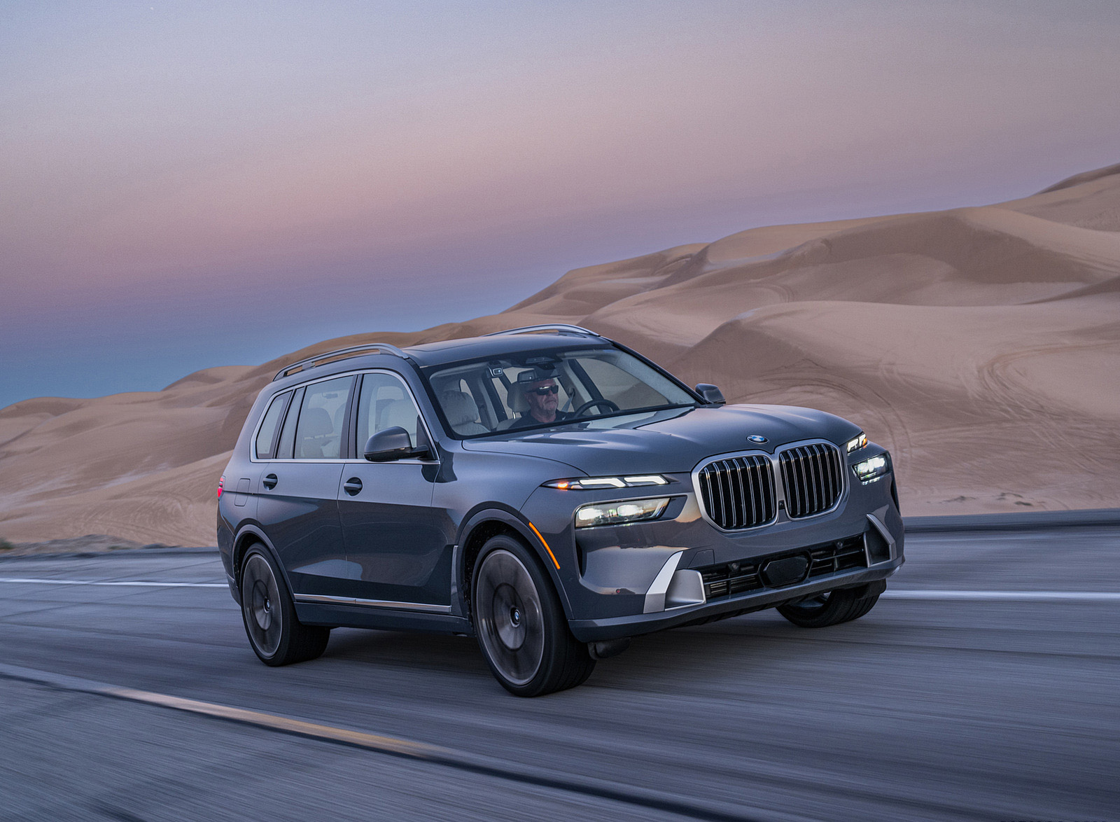 2023 BMW X7 xDrive 40i (Color: Sparkling Copper Grey; US-Spec) Front Three-Quarter Wallpapers #127 of 239
