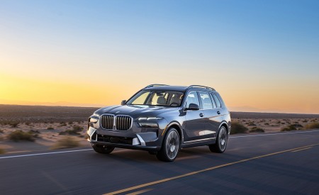 2023 BMW X7 xDrive 40i (Color: Sparkling Copper Grey; US-Spec) Front Three-Quarter Wallpapers 450x275 (121)