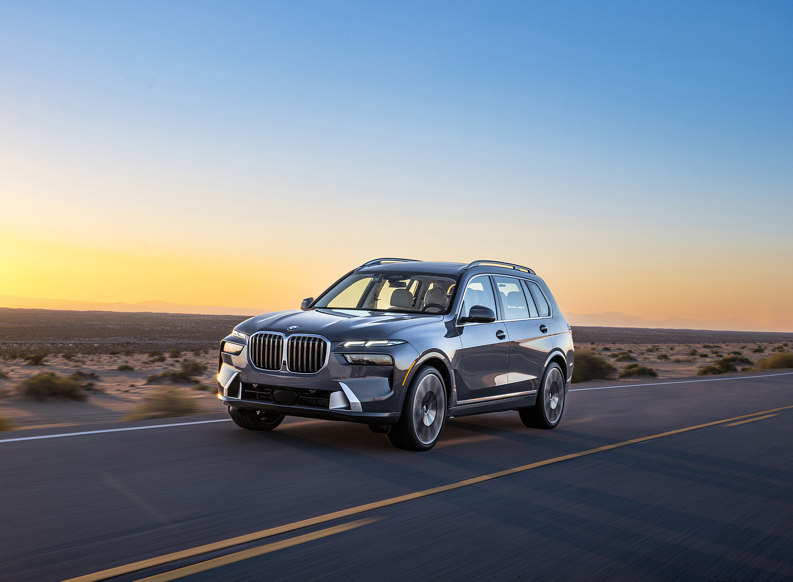 2023 BMW X7 xDrive 40i (Color: Sparkling Copper Grey; US-Spec) Front Three-Quarter Wallpapers #121 of 239