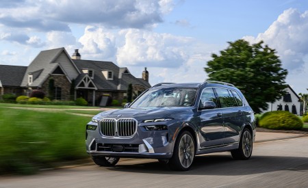 2023 BMW X7 xDrive 40i (Color: Sparkling Copper Grey; US-Spec) Front Three-Quarter Wallpapers 450x275 (112)