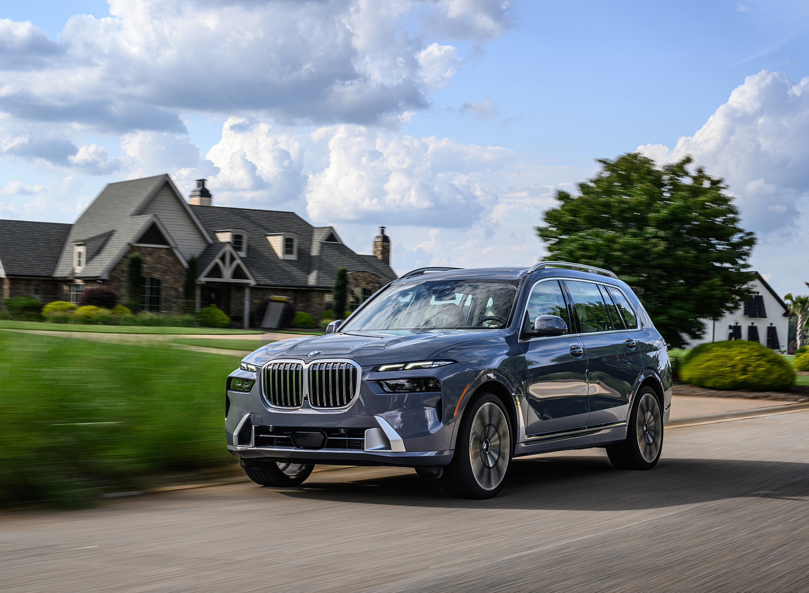 2023 BMW X7 xDrive 40i (Color: Sparkling Copper Grey; US-Spec) Front Three-Quarter Wallpapers #112 of 239