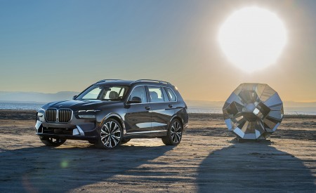 2023 BMW X7 xDrive 40i (Color: Sparkling Copper Grey; US-Spec) Front Three-Quarter Wallpapers 450x275 (167)
