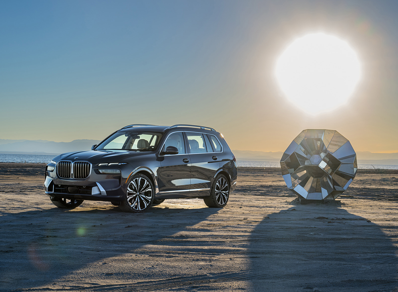 2023 BMW X7 xDrive 40i (Color: Sparkling Copper Grey; US-Spec) Front Three-Quarter Wallpapers #167 of 239