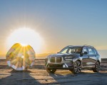 2023 BMW X7 xDrive 40i (Color: Sparkling Copper Grey; US-Spec) Front Three-Quarter Wallpapers 150x120