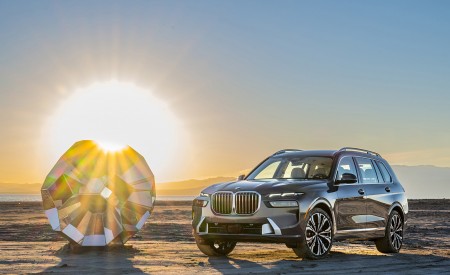 2023 BMW X7 xDrive 40i (Color: Sparkling Copper Grey; US-Spec) Front Three-Quarter Wallpapers 450x275 (155)