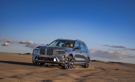 2023 BMW X7 xDrive 40i (Color: Sparkling Copper Grey; US-Spec) Front Three-Quarter Wallpapers 450x275 (136)