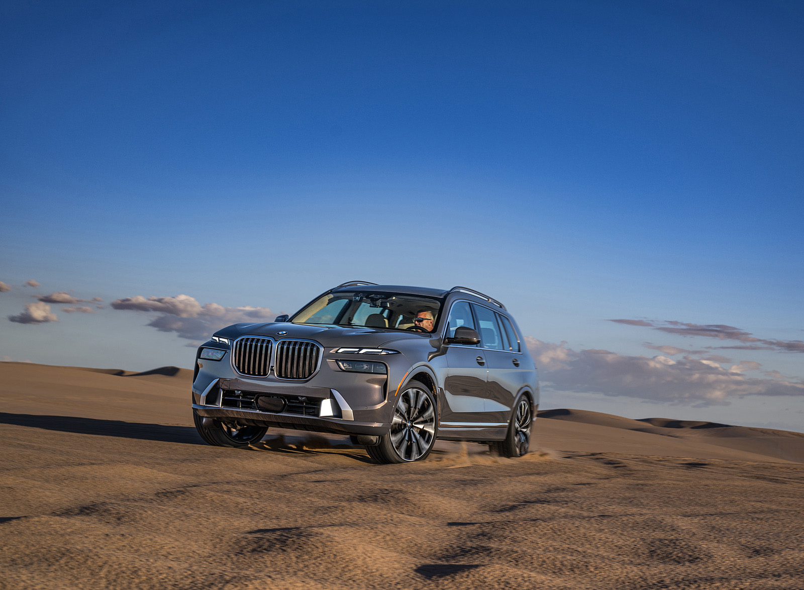 2023 BMW X7 xDrive 40i (Color: Sparkling Copper Grey; US-Spec) Front Three-Quarter Wallpapers #136 of 239
