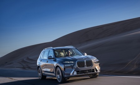 2023 BMW X7 xDrive 40i (Color: Sparkling Copper Grey; US-Spec) Front Three-Quarter Wallpapers 450x275 (126)