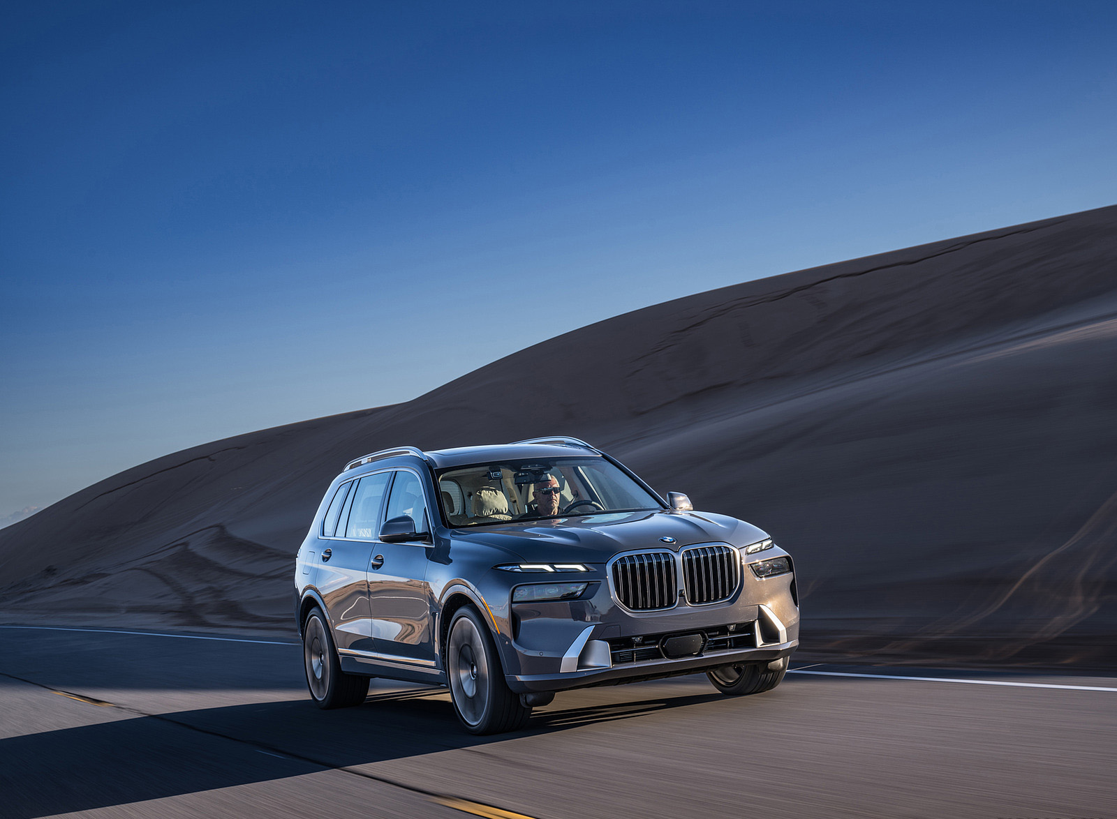 2023 BMW X7 xDrive 40i (Color: Sparkling Copper Grey; US-Spec) Front Three-Quarter Wallpapers #126 of 239