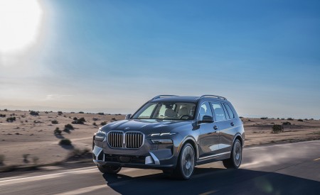 2023 BMW X7 xDrive 40i (Color: Sparkling Copper Grey; US-Spec) Front Three-Quarter Wallpapers 450x275 (122)