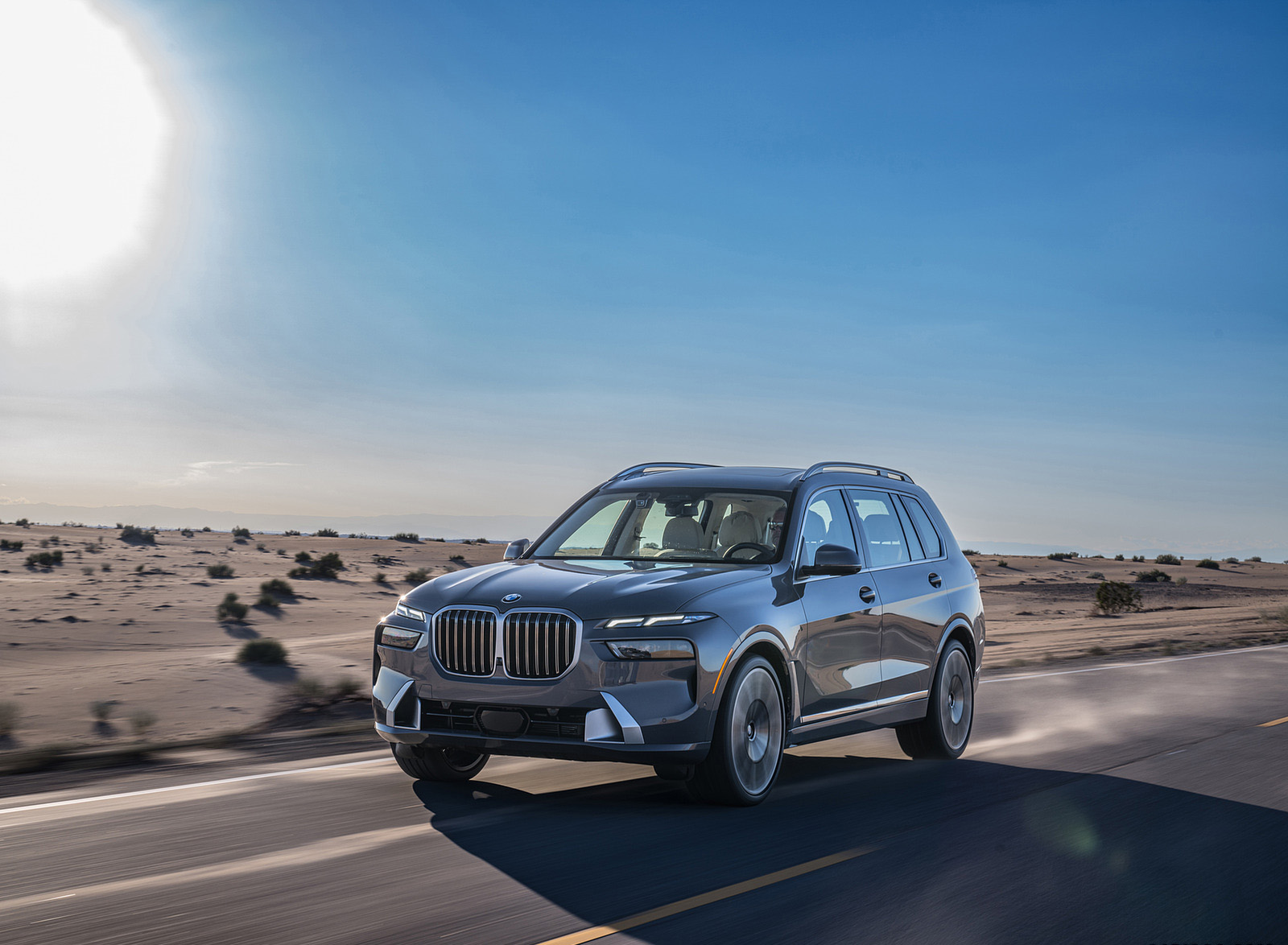 2023 BMW X7 xDrive 40i (Color: Sparkling Copper Grey; US-Spec) Front Three-Quarter Wallpapers #122 of 239