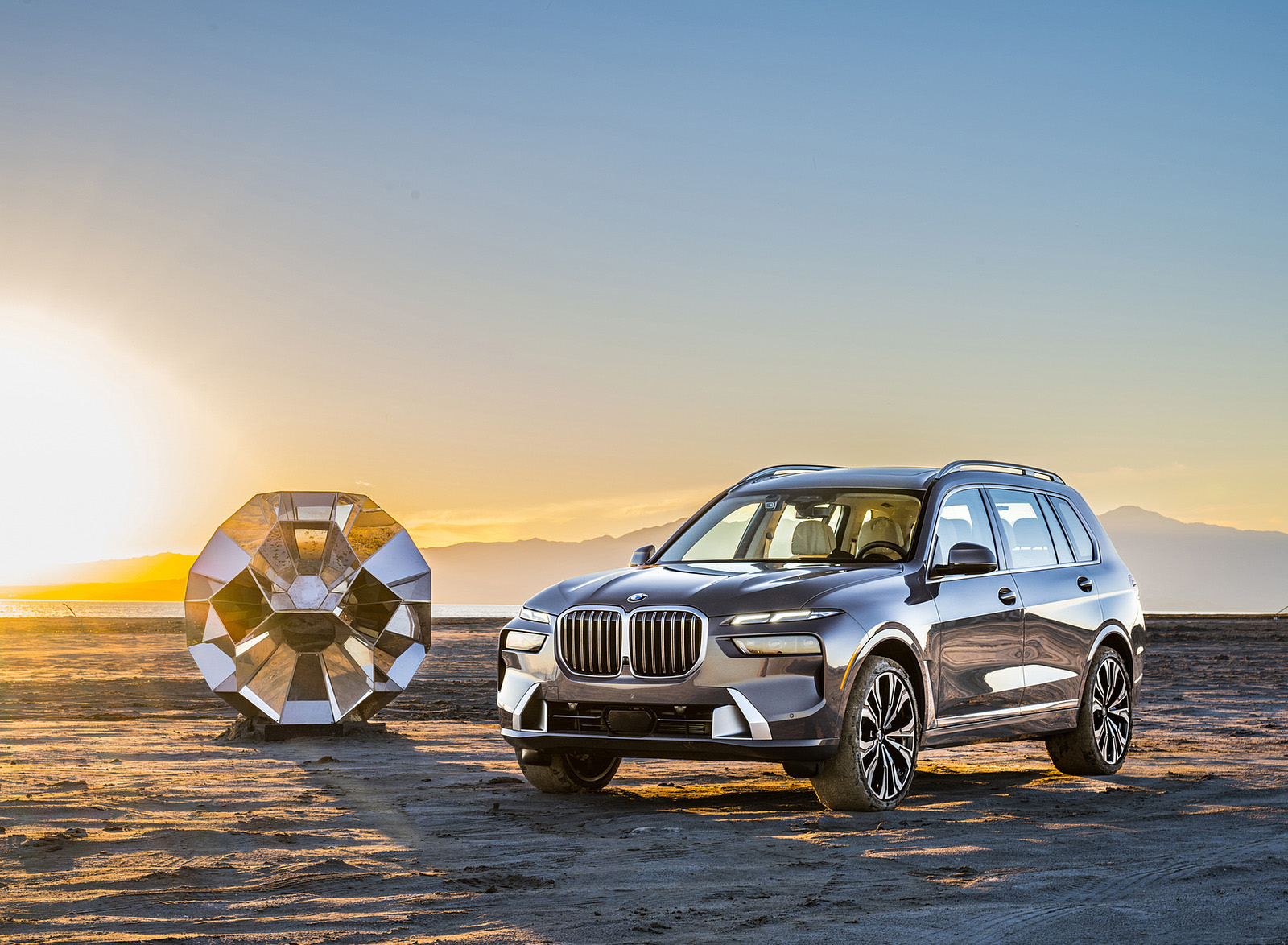 2023 BMW X7 xDrive 40i (Color: Sparkling Copper Grey; US-Spec) Front Three-Quarter Wallpapers #168 of 239