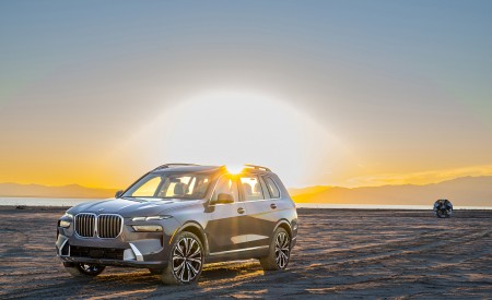 2023 BMW X7 xDrive 40i (Color: Sparkling Copper Grey; US-Spec) Front Three-Quarter Wallpapers 450x275 (156)