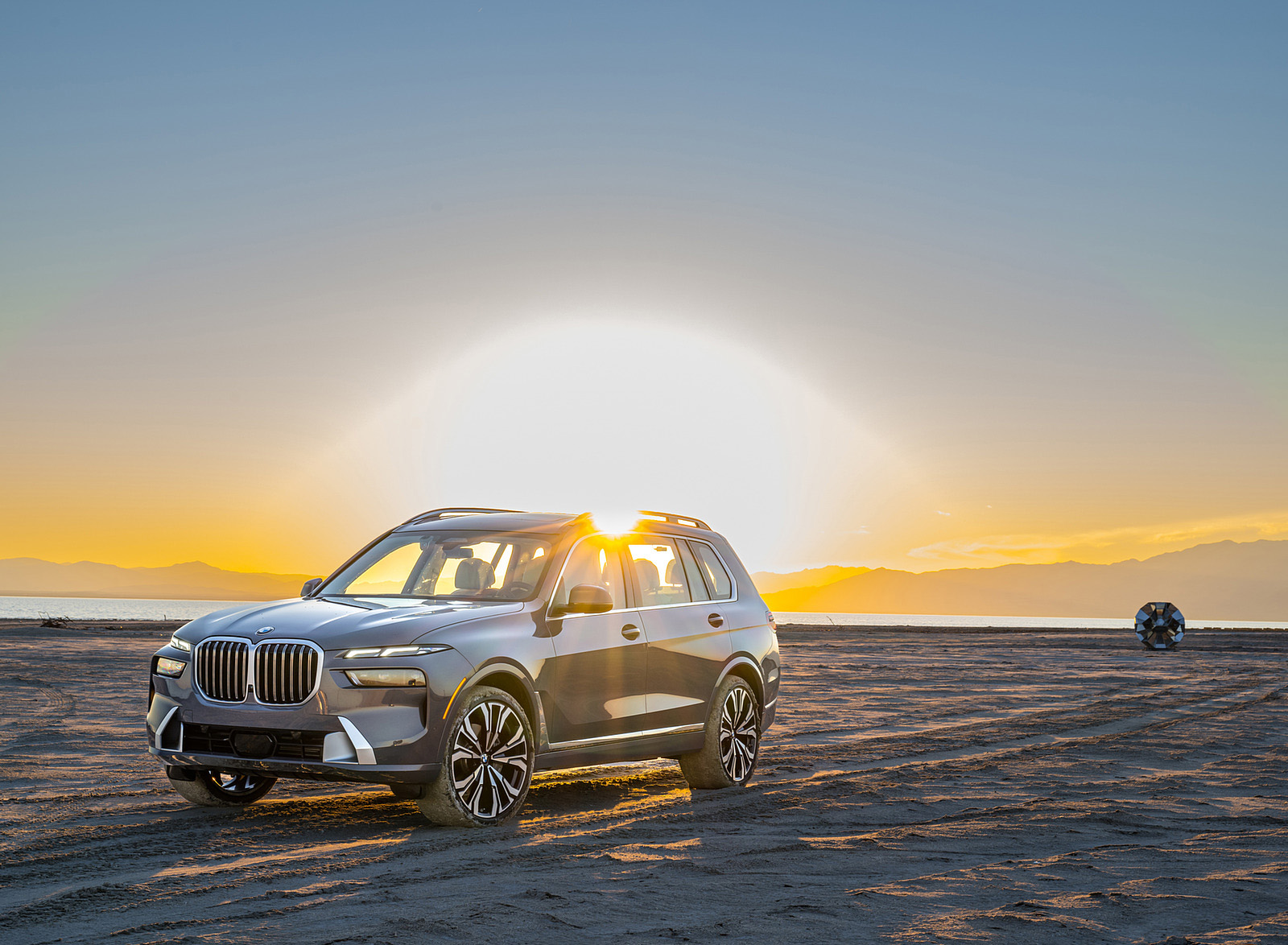 2023 BMW X7 xDrive 40i (Color: Sparkling Copper Grey; US-Spec) Front Three-Quarter Wallpapers #156 of 239