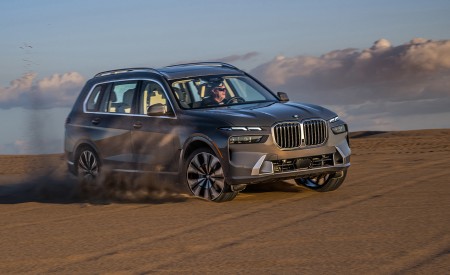 2023 BMW X7 xDrive 40i (Color: Sparkling Copper Grey; US-Spec) Front Three-Quarter Wallpapers 450x275 (135)