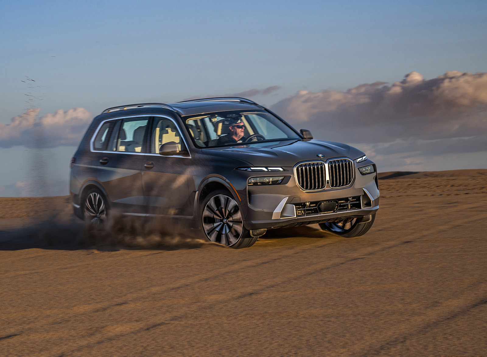 2023 BMW X7 xDrive 40i (Color: Sparkling Copper Grey; US-Spec) Front Three-Quarter Wallpapers #135 of 239