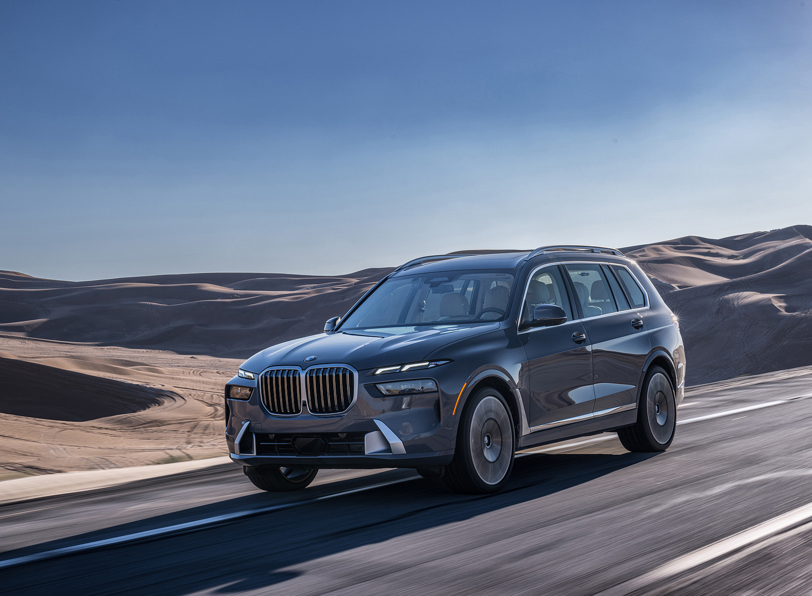 2023 BMW X7 xDrive 40i (Color: Sparkling Copper Grey; US-Spec) Front Three-Quarter Wallpapers #125 of 239