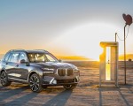 2023 BMW X7 xDrive 40i (Color: Sparkling Copper Grey; US-Spec) Front Three-Quarter Wallpapers 150x120