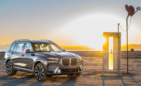 2023 BMW X7 xDrive 40i (Color: Sparkling Copper Grey; US-Spec) Front Three-Quarter Wallpapers 450x275 (157)