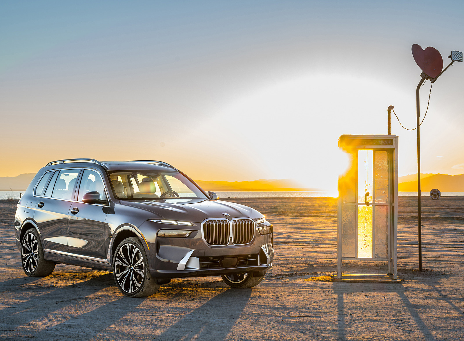 2023 BMW X7 xDrive 40i (Color: Sparkling Copper Grey; US-Spec) Front Three-Quarter Wallpapers #157 of 239