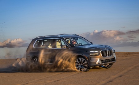 2023 BMW X7 xDrive 40i (Color: Sparkling Copper Grey; US-Spec) Front Three-Quarter Wallpapers 450x275 (134)