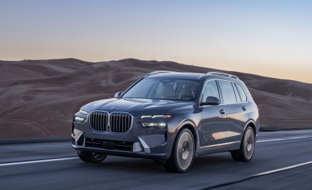 2023 BMW X7 xDrive 40i (Color: Sparkling Copper Grey; US-Spec) Front Three-Quarter Wallpapers 450x275 (124)