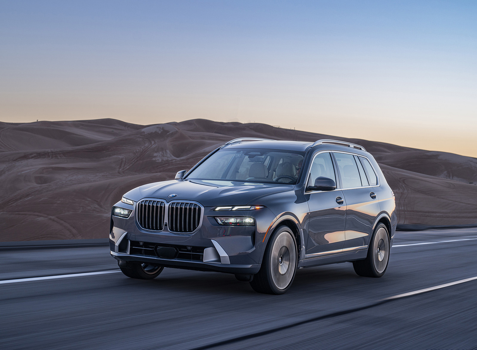 2023 BMW X7 xDrive 40i (Color: Sparkling Copper Grey; US-Spec) Front Three-Quarter Wallpapers #124 of 239