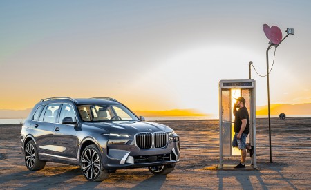 2023 BMW X7 xDrive 40i (Color: Sparkling Copper Grey; US-Spec) Front Three-Quarter Wallpapers 450x275 (158)